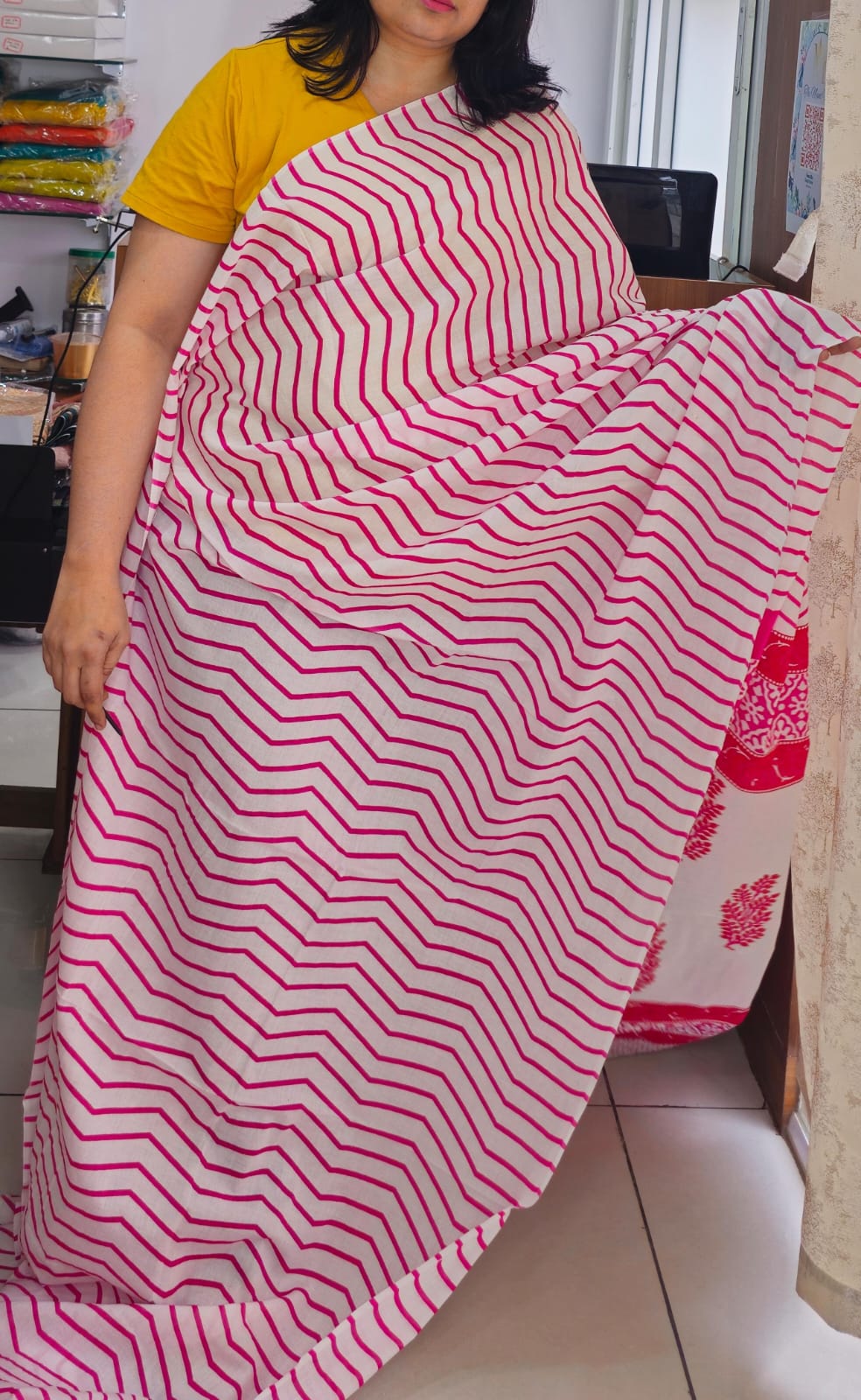 White and Pink Mul Cotton 1 Zig Zag Design Saree 05