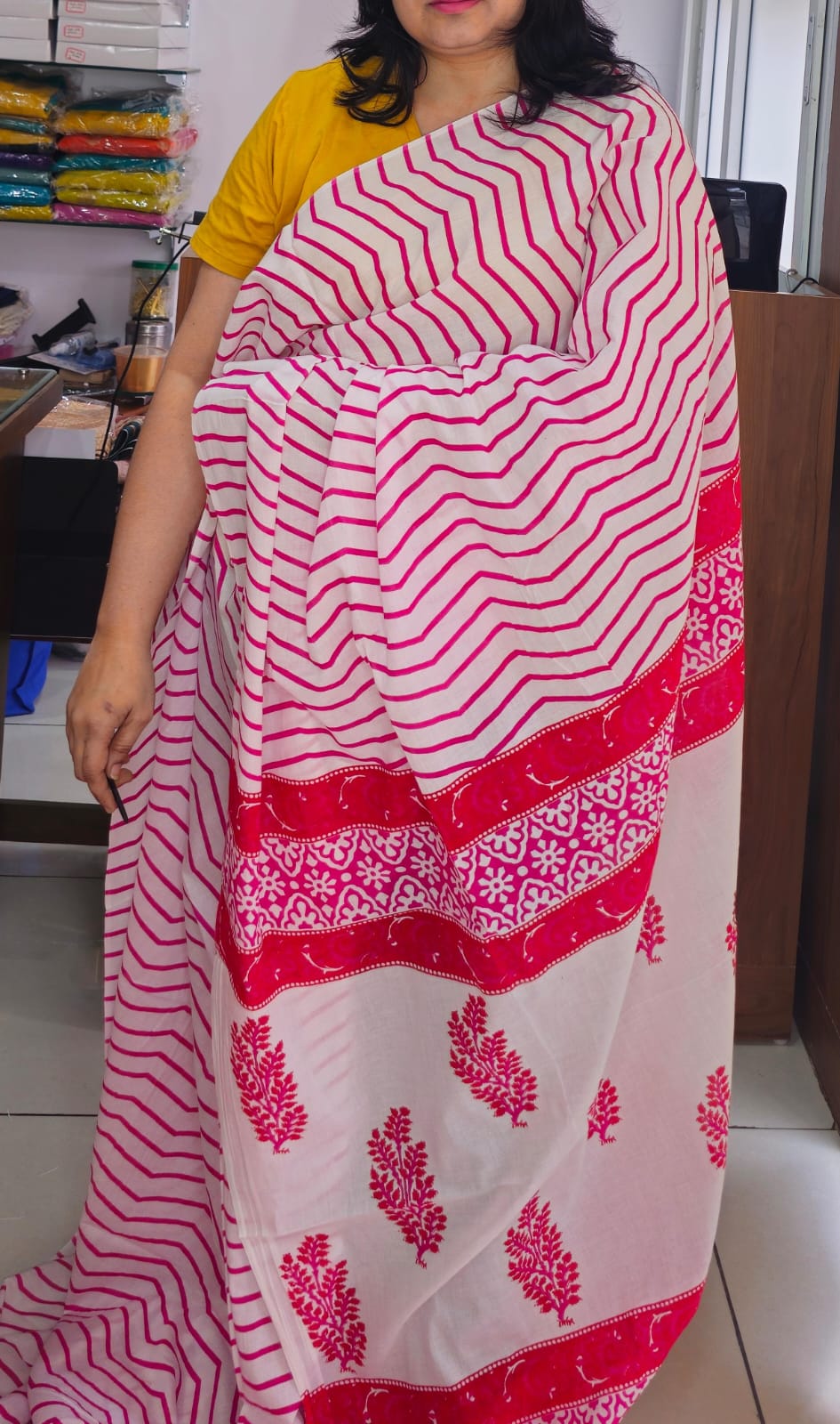 White and Pink Mul Cotton 1 Zig Zag Design Saree 05